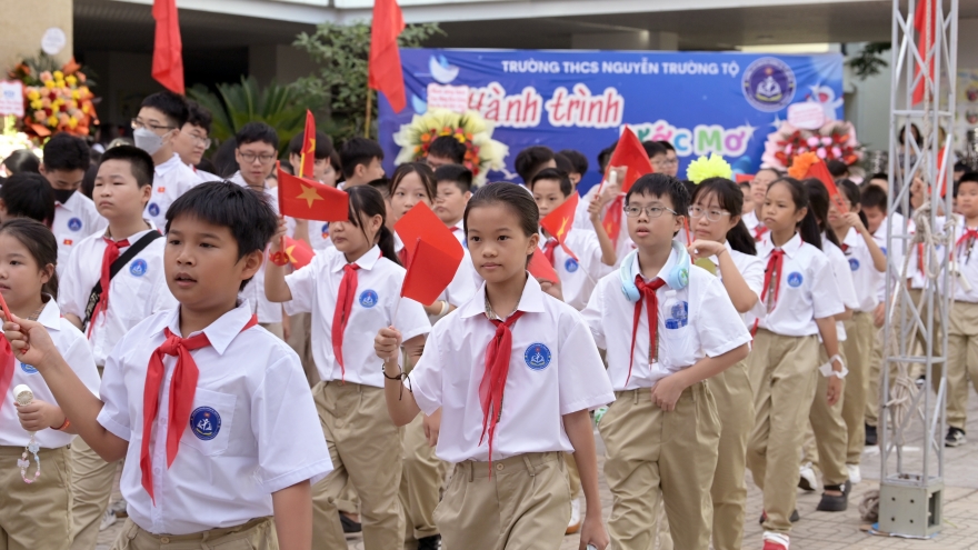 Lạm thu vẫn “bủa vây” phụ huynh